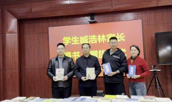 力明中职教育誉美名 爱心家长赠旗表感恩